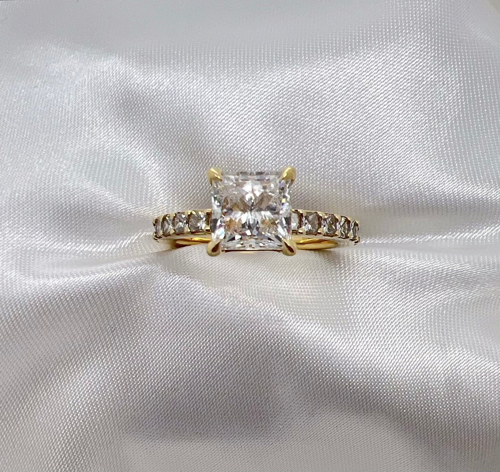 How much should you spend on an engagement ring? Thelis explores a modern perspective on value, craftsmanship, and meaning — where love, not marketing, defines your investment.